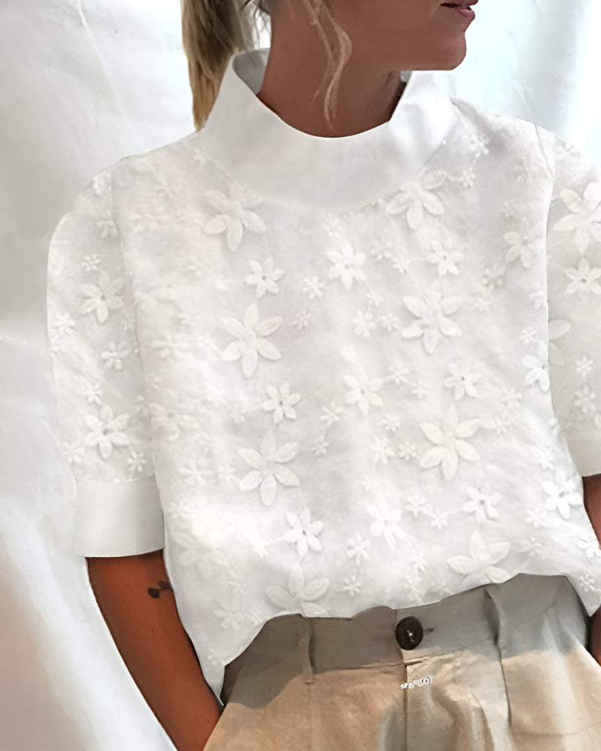 Blusa elegante con cuello alto amplio y diseño moderno