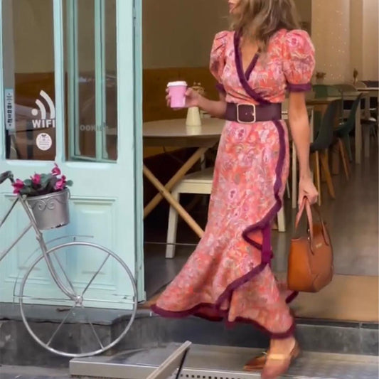 Vestido largo elegante con mangas cortas abullonadas y falda asimétrica