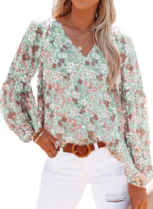 Blusa ligera con estampado floral y diseño elegante
