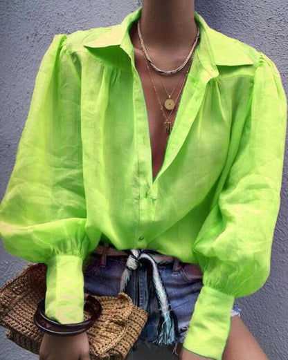 Elegante blusa con cuello en V para una apariencia elegante